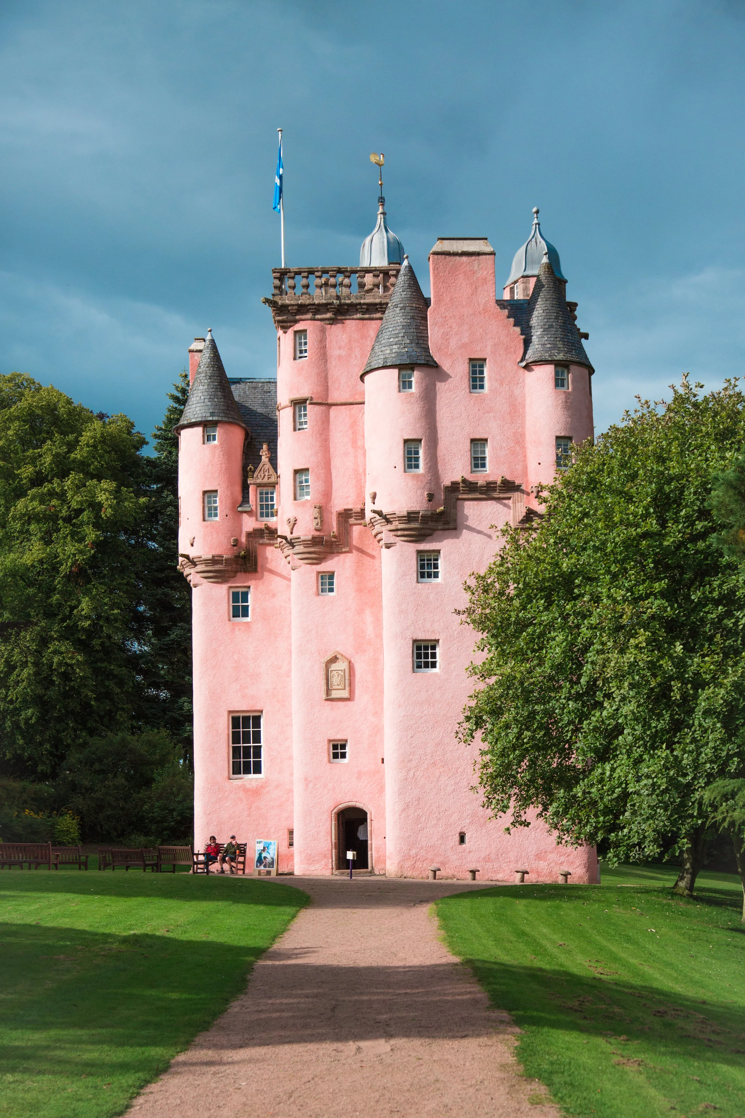 Yes! There are hundreds of castles in Scotland, but we could not possibly visit all of them, so we chose the best, famous and intriguing one! So here's the Craigievar Castle, formally housed the Forbes family and now owned by the National Trust for Scotland. The pinkish fairytale castle reminded me of the simplified version of the Walt Disney castle, a striking architecture that stands out amongst massive farmlands and walkways from afar. With phases of conservation efforts, the contents of the castle such as the different bedrooms are lovingly preserved over three centuries till today. 