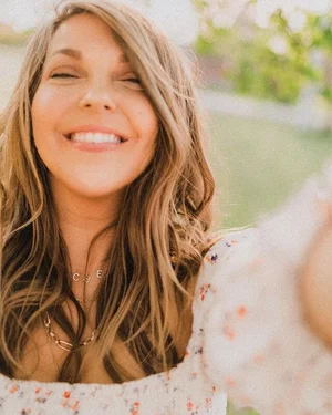 hello darlins!
I’ve noticed quite a few new faces so I wanted to reintroduce myself for anyone wondering what it’s all about around here!
- my name is Rachel, and I’ve been behind the camera for 10+ years now!
- started with a passi