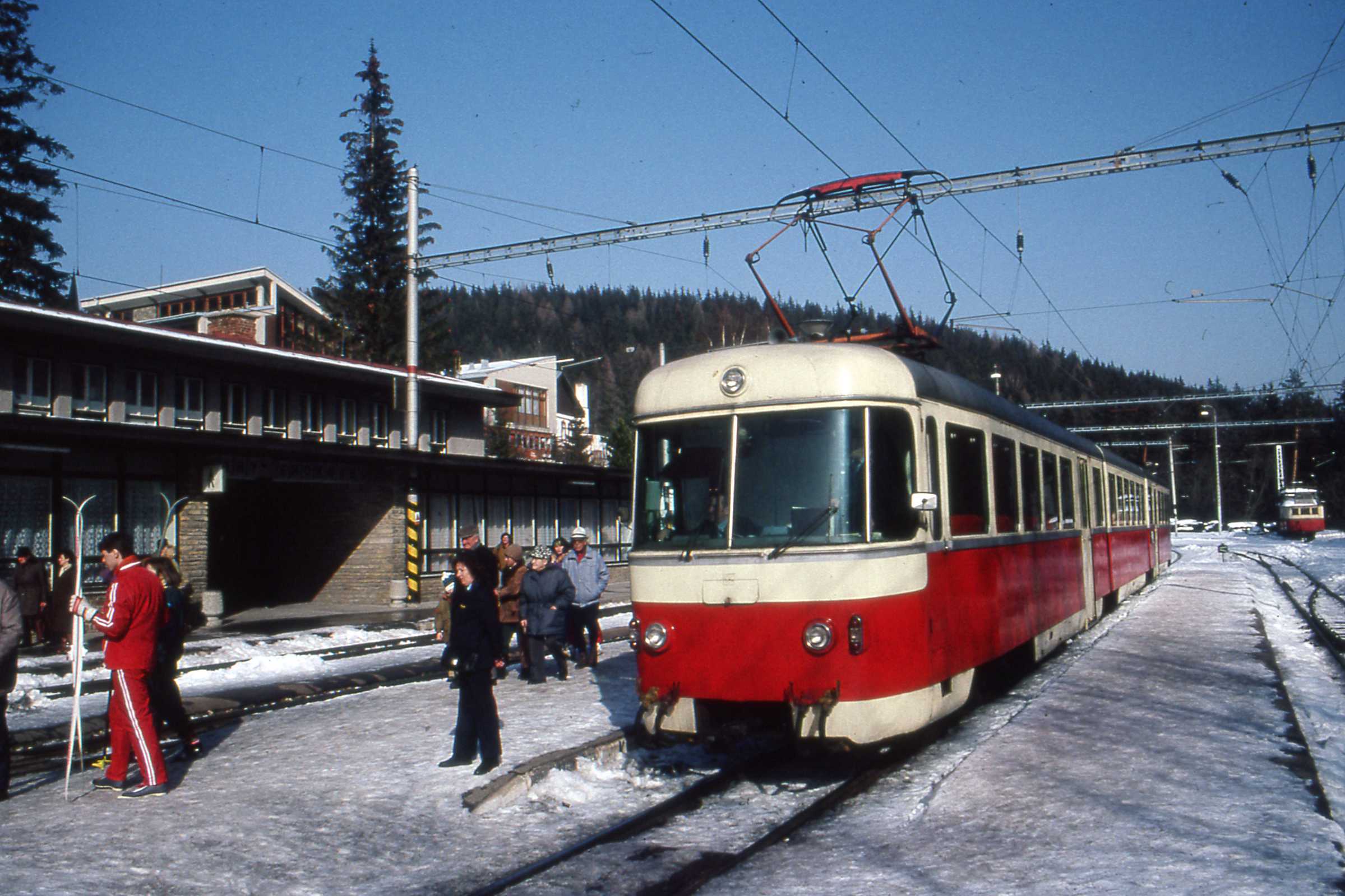 Poprad-_Tatranska_Lomnica-Strbske_Pleso_tram,_Slovakia_1993.jpg