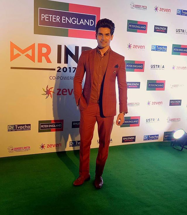 Mr Supranational Asia and Oceania 2017 @altamashfaraz clicked at the red carpet of @peterengland #MrIndia2017 grand finale. 
Co powered by @zevenworld 
#MrIndia2017Finale #mistersupranational