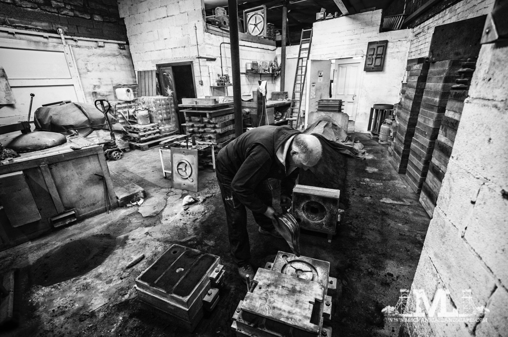 The start of the day - the first mould box is complete and the second one is underway. This is the entire foundry - the room at the top right is a small kitchen area, the room at the top left is for fettling. I used a 16-35mm lens (on full frame) at 16mm to fit it all in.