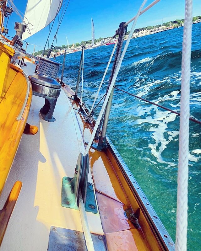 Tipsy Tuesday 🥴👊🏼💁🏼&zwj;♀️ #courageous #sailingyacht #antique #yacht #concordia #newport #harbor #letsdothis #sundayfunday #bestofdays #sailing #imsailing #holdon @globalyachtconcierge #brass #patina