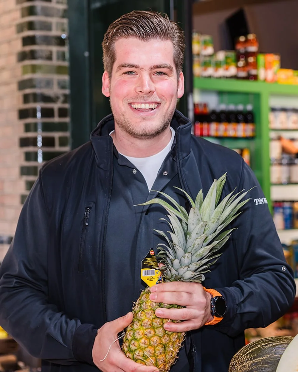 😃🍉 𝐆𝐞𝐳𝐢𝐜𝐡𝐭𝐞𝐧 𝐯𝐚𝐧 𝐝𝐞 𝐛𝐮𝐮𝐫𝐭... 𝐀𝐫𝐢𝐞 𝐄𝐧𝐬𝐢𝐧𝐤 𝐯𝐚𝐧 𝐃𝐞 𝐆𝐫𝐨𝐞𝐧𝐭𝐞𝐧𝐢𝐞𝐫!

Arie is de zoon van eigenaar Tom Ensink en werkt inmiddels iets langer dan twee jaar in de winkel. Hij heeft altijd al de ambitie gehad om hi