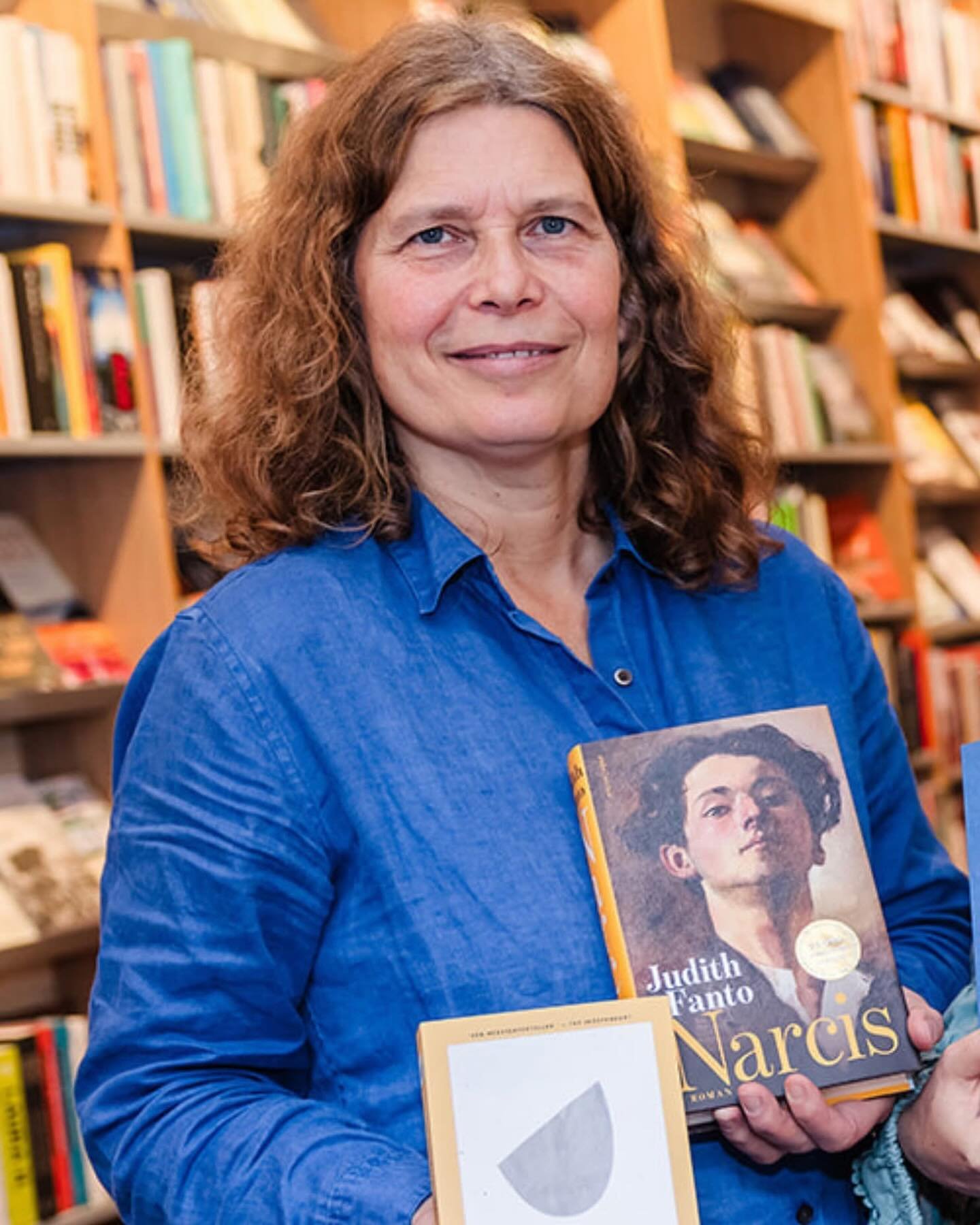 ✨📕 𝐆𝐞𝐳𝐢𝐜𝐡𝐭𝐞𝐧 𝐯𝐚𝐧 𝐝𝐞 𝐛𝐮𝐮𝐫𝐭... 𝐀𝐧𝐧𝐞 𝐑𝐨𝐨𝐬 𝐯𝐚𝐧 𝐁𝐨𝐞𝐤𝐡𝐚𝐧𝐝𝐞𝐥 𝐌𝐮𝐥𝐝𝐞𝐫!

Anne Roos is bedrijfsleider bij @boekhandelmulder. Ze werkt er inmiddels al 35 jaar en is daarmee een vertrouwd gezicht in de winkel!😃

Het