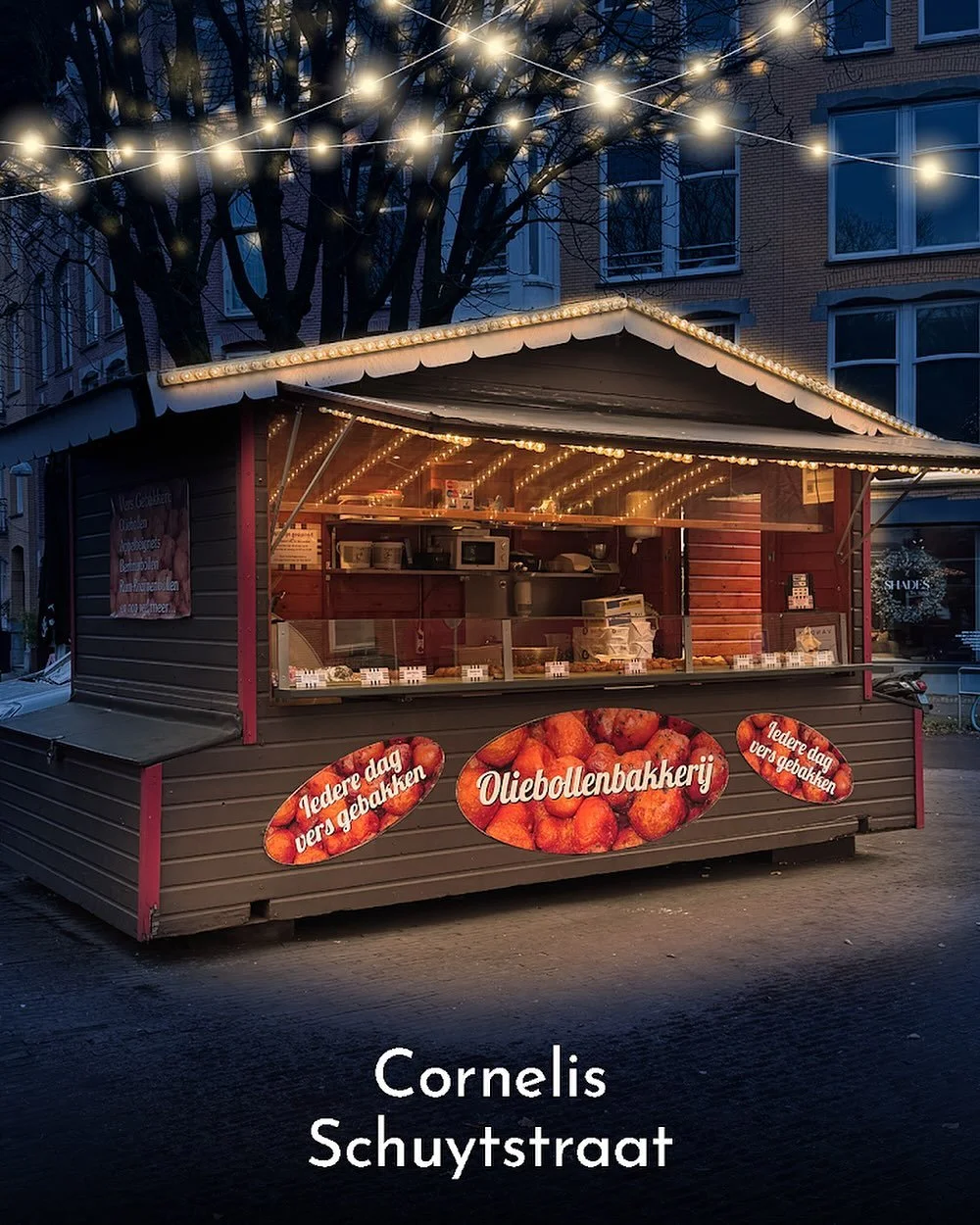 🎇 𝐃𝐞 𝐣𝐚𝐚𝐫𝐰𝐢𝐬𝐬𝐞𝐥𝐢𝐧𝐠 𝐢𝐬 𝐧𝐢𝐞𝐭 𝐜𝐨𝐦𝐩𝐥𝐞𝐞𝐭 𝐳𝐨𝐧𝐝𝐞𝐫...

... de lekkernijen van de oliebollenkraam!😉 De kraam in de ligt ook de komende dagen vol met oliebollen, appelbeignets, berlinerbollen, rum-rozijnbollen en nog veel m