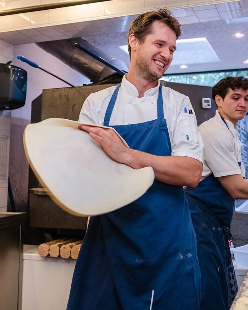 🍕 𝐕𝐞𝐫𝐬𝐞 𝐩𝐢𝐳𝐳𝐚 𝐦𝐚𝐤𝐞𝐧 𝐢𝐬 𝐞𝐞𝐧 𝐯𝐚𝐤 𝐚𝐩𝐚𝐫𝐭...

Maar @depizzabakkersoudzuid weten als geen ander hoe het moet. Hier proef je Italiaanse pizza op z&rsquo;n best: in de houtoven gebakken, met verse ingredi&euml;nten en met liefde 