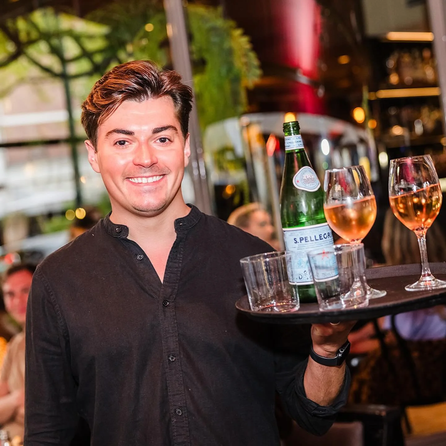 ✨ 𝐈𝐧 𝐝𝐞 𝐬𝐩𝐨𝐭𝐥𝐢𝐠𝐡𝐭... 𝐑𝐨𝐛𝐢𝐧 𝐯𝐚𝐧 𝐁𝐫𝐚𝐬𝐬𝐞𝐫𝐢𝐞 𝐕𝐚𝐧 𝐃𝐚𝐦!

De befaamde en geliefde @brasserievandam is niet meer weg te denken uit onze Cornelis Schuytstraat. Hier ervaar je de gezellige sfeer van een Parijse brasserie en 