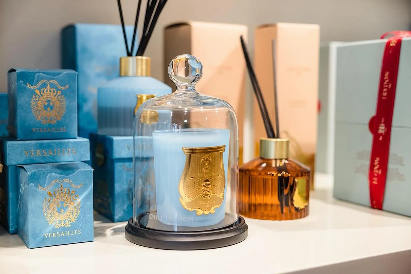 ✨ 𝐕𝐞𝐫𝐤𝐫𝐢𝐣𝐠𝐛𝐚𝐚𝐫 𝐛𝐢𝐣 𝐁𝐚𝐛𝐚𝐬𝐬𝐮: 𝐤𝐚𝐚𝐫𝐬𝐞𝐧 𝐞𝐧 𝐝𝐢𝐟𝐟𝐮𝐬𝐞𝐫 𝐯𝐚𝐧 𝐡𝐞𝐭 𝐦𝐞𝐫𝐤 𝐓𝐫𝐮𝐝𝐨𝐧!

Het Franse Trudon werd opgericht in 1643 en is de oudste kaarsenfabrikant ter wereld. In de 17e eeuw was @trudon hofleveranci