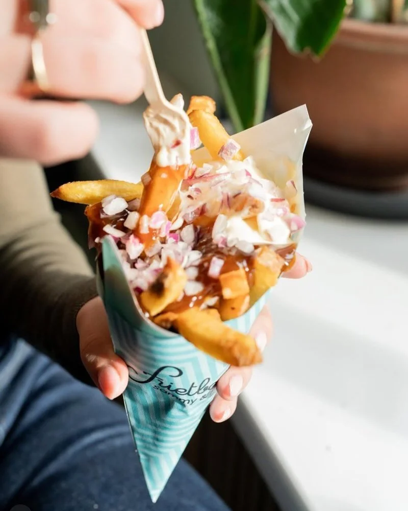 🍟 𝐄𝐜𝐡𝐭 𝐥𝐞𝐤𝐤𝐞𝐫𝐞 𝐟𝐫𝐢𝐞𝐭 𝐡𝐚𝐚𝐥 𝐣𝐞 𝐛𝐢𝐣 𝐅𝐫𝐢𝐞𝐭𝐛𝐨𝐮𝐭𝐢𝐪𝐮𝐞!

Heerlijk knapperig van buiten en zacht van binnen. Naast de beste friet ben je hier ook aan het juiste adres voor verrukkelijke snacks &eacute;n verrassende sauze