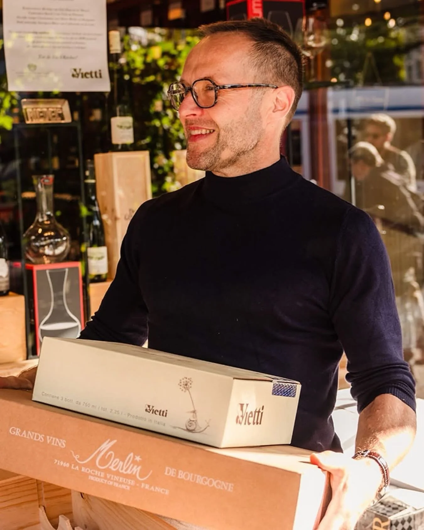 😃🍷 𝐈𝐧 𝐝𝐞 𝐬𝐩𝐨𝐭𝐥𝐢𝐠𝐡𝐭... 𝐁𝐣&ouml;𝐫𝐧 𝐯𝐚𝐧 𝐃𝐞 𝐆𝐨𝐮𝐝𝐞𝐧 𝐓𝐨𝐧!

Bj&ouml;rn werkt al sinds 2003 in de winkel en is daarmee een vertrouwd gezicht. Het leukste aan zijn werk? &lsquo;&rsquo;Met wijn bezig zijn. En om mensen gericht 