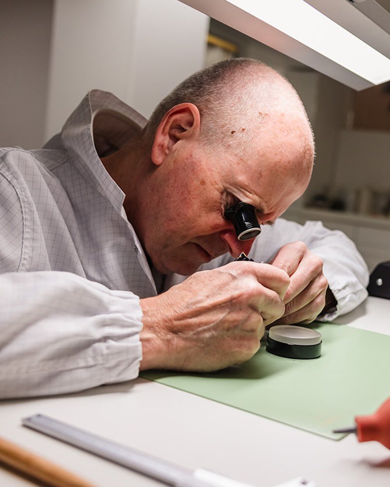 ✨ 𝐕𝐚𝐤𝐦𝐚𝐧𝐬𝐜𝐡𝐚𝐩 𝐢𝐧 𝐞𝐢𝐠𝐞𝐧 𝐚𝐭𝐞𝐥𝐢𝐞𝐫!

Naast een uitgebreid assortiment exclusieve horloges en sieraden heeft @qp_exclusieve_horloges ook een eigen atelier.

Of het nu gaat om een complete servicebeurt, een ingewikkelde reparatie o