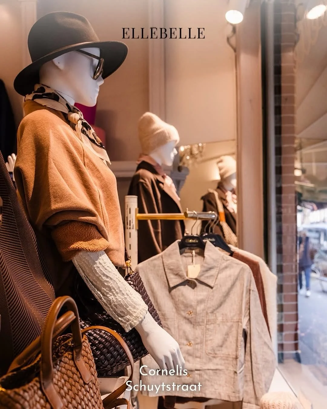 ✨👗 𝐇𝐞𝐭 𝐯𝐞𝐫𝐡𝐚𝐚𝐥 𝐯𝐚𝐧... 𝐄𝐥𝐥𝐞𝐛𝐞𝐥𝐥𝐞 𝐁𝐨𝐮𝐭𝐢𝐪𝐮𝐞!

Deze prachtige modewinkel wordt gerund door Isabel en moeder Sylvia. In 1973 begon Sylvia haar eigen kledingwinkel, die uitgroeide tot een van de eerste bekende damesmodewinkel