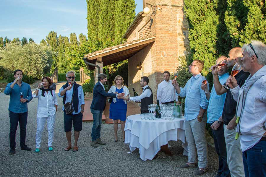  Arriving artists are treated to a welcome wine reception at our artist travel workshop in Tuscany near the town of Arrezzo 