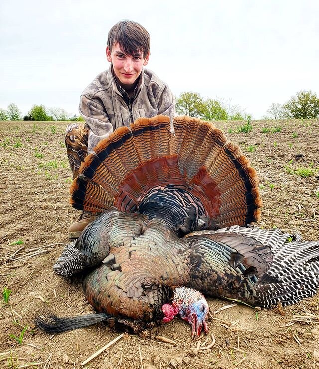 After a quiet morning, and many miles trying to get one fired up, we got this love sick long beard fired up! With little time left Eli layed the hammer down on him at 12:10pm!💥🦃 #cantstoptheflop #turkeyhunt #turkeycall #missourioutfitter #midwestou