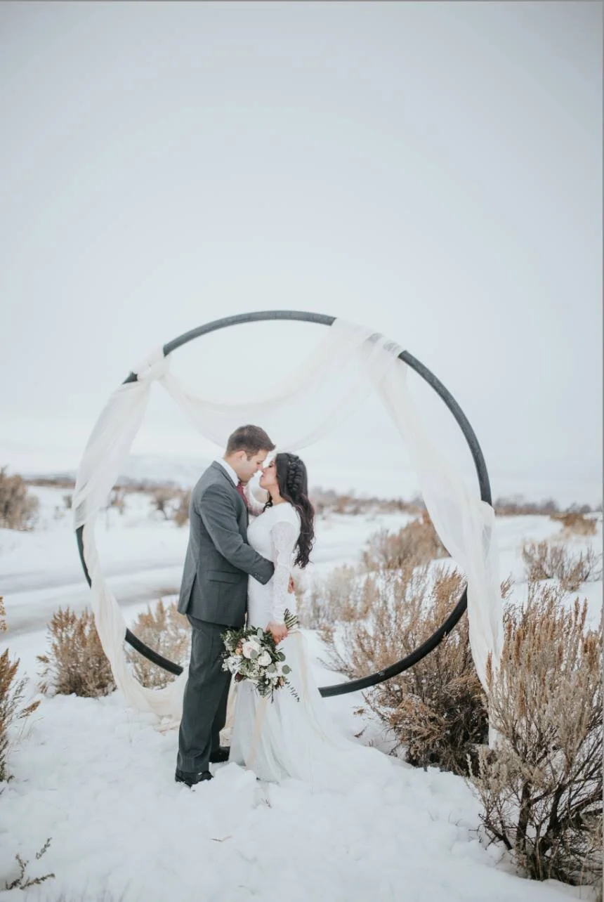 metal-arch-industrial-wedding-trends-look-for-the-light-photo-video