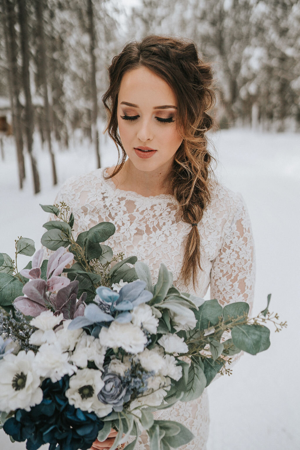 effortless-whimsical-natural-fishtail-braid-bridal-hairstyles-wedding-trend-2020-look-for-the-light-photo-video
