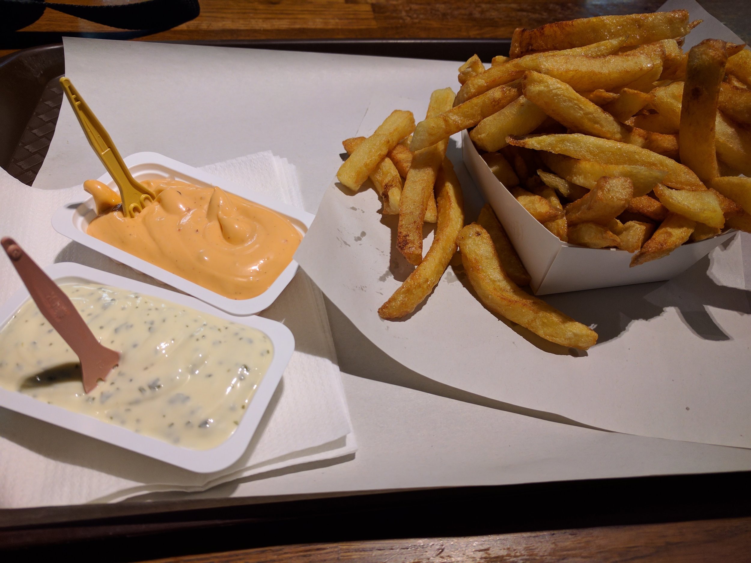 Frites with sauce tartare and samurai