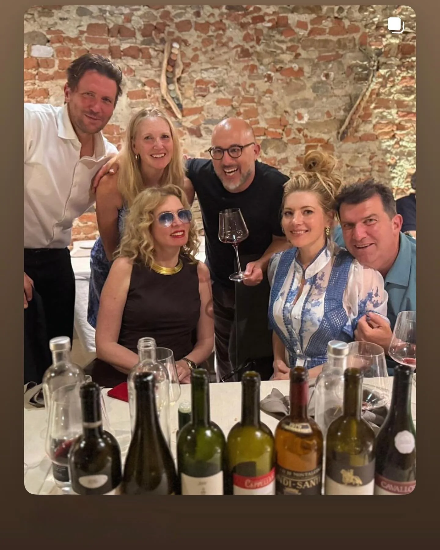Wine, stories, earthy Tuscan cuisine and a touch of cinema.
An incredible evening sharing the world of Italian wines with a group of wonderful people @osteriadellenoteca
A blind challenge competition to disclose the identity of some truly iconic win