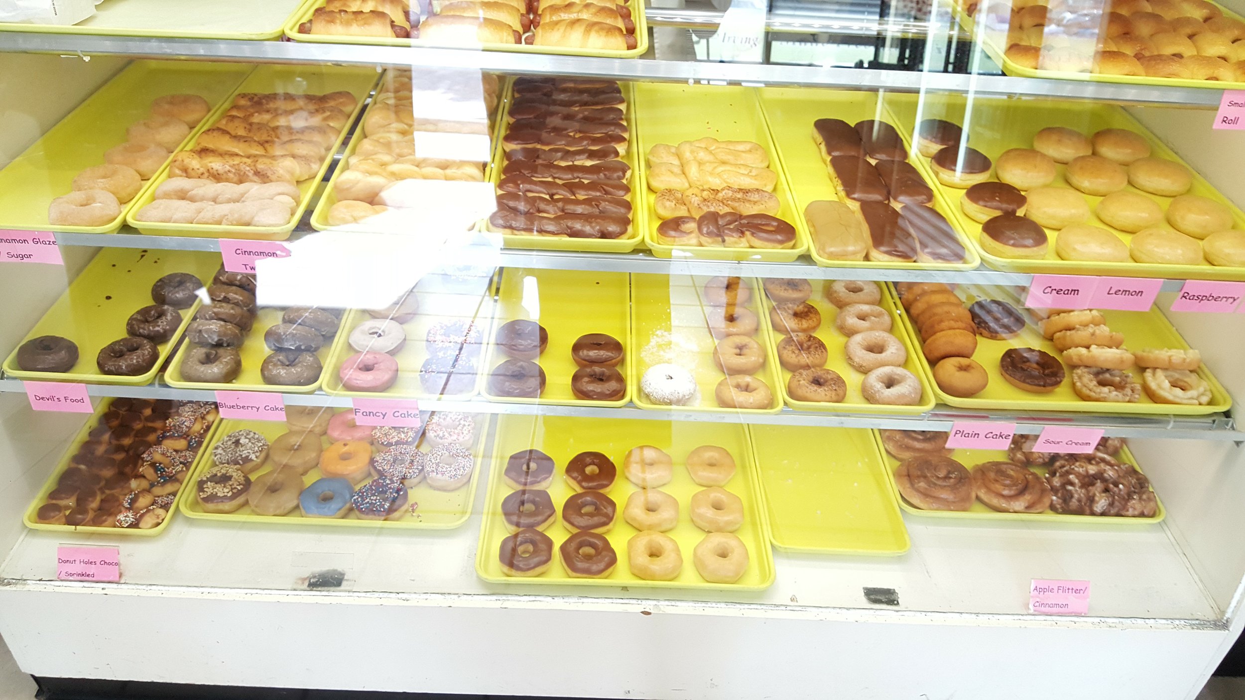 There's something that's so nostalgic for me going into one of these old school doughnut shops in Dallas whenever I go home. Cheap, good, always fresh, no gimmicks just "Donuts" like the sign implies.