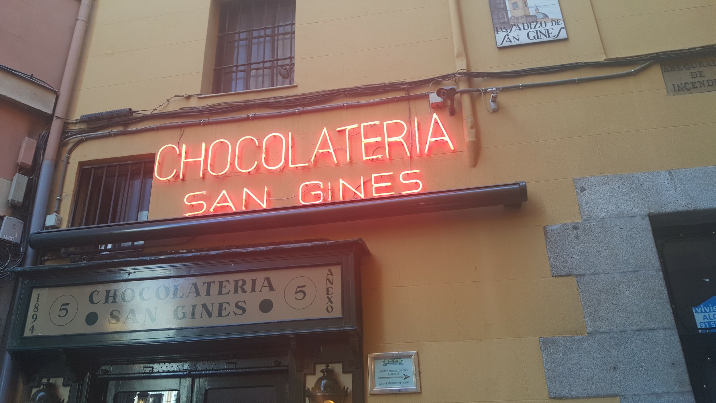 The original entrance below to the Chocolaeria. Over to your right (not pictured) the new entrance from the expansion : MADRID.
