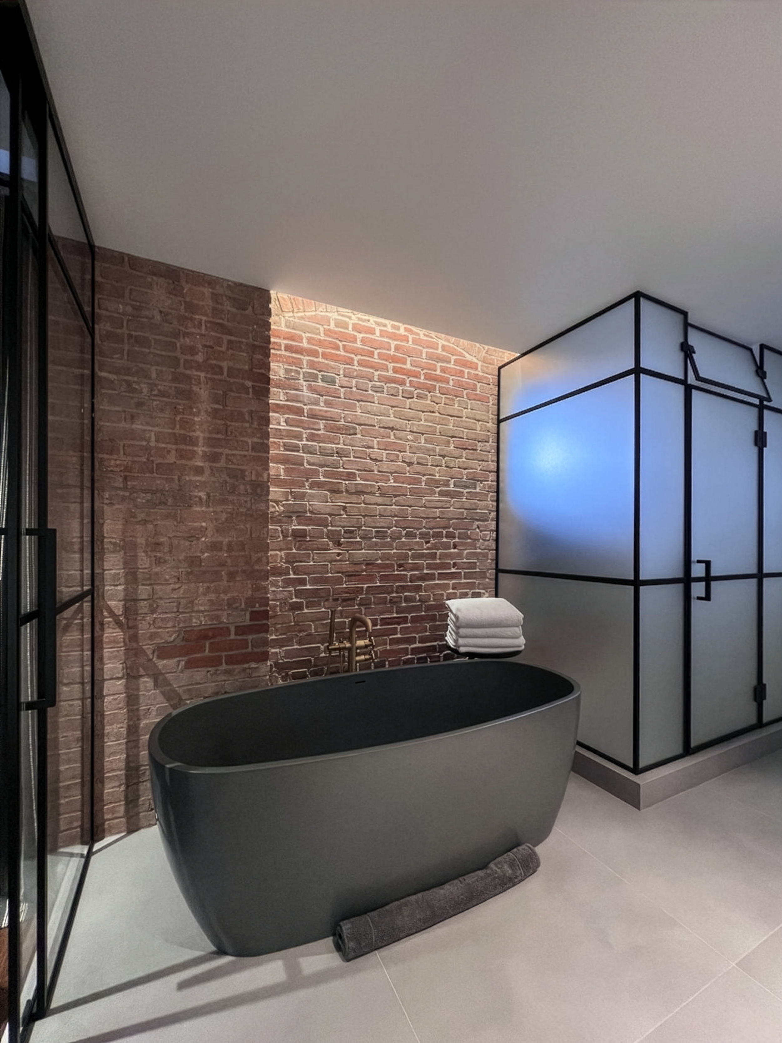 047 Master Bathroom.png