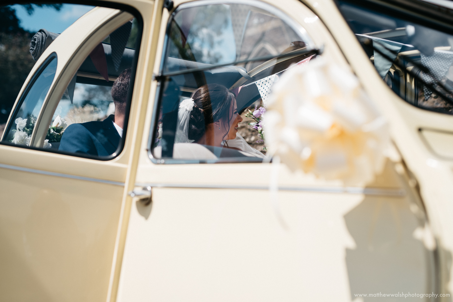 The bride arrives in the 2cv wedding car