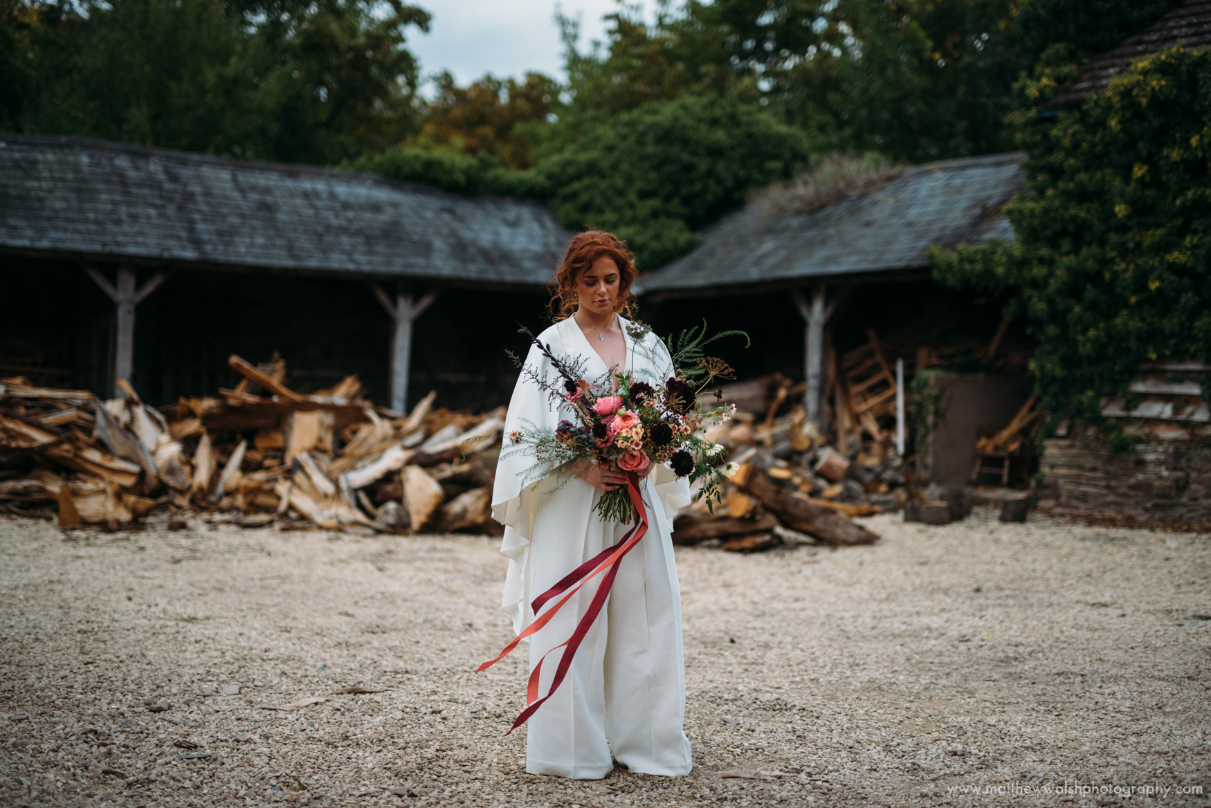 Using depth of field to separate the bride from the backdrop