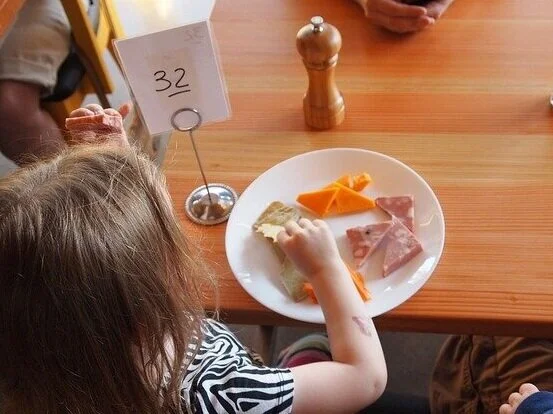 child-eating-881200_640.jpg