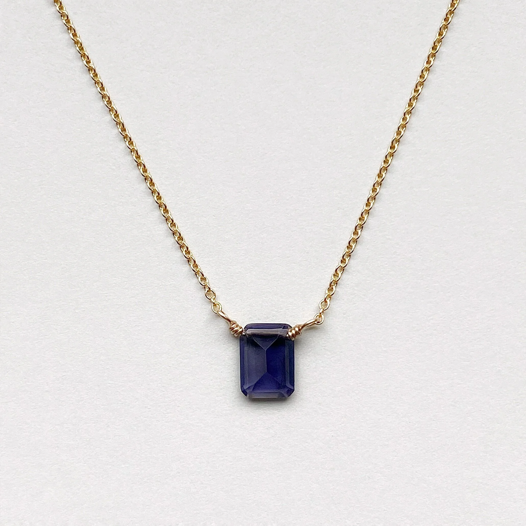 iolite_floating_gemstone_necklace_01.JPG