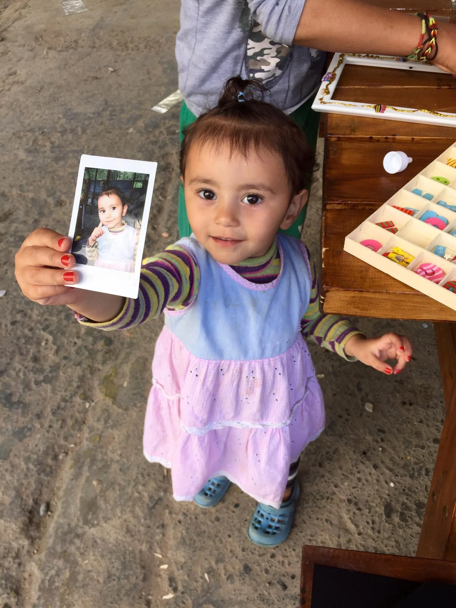 Sanne and Imke brought picture frames and a polaroid camera so the kids could make their own personalised pics with frame...
