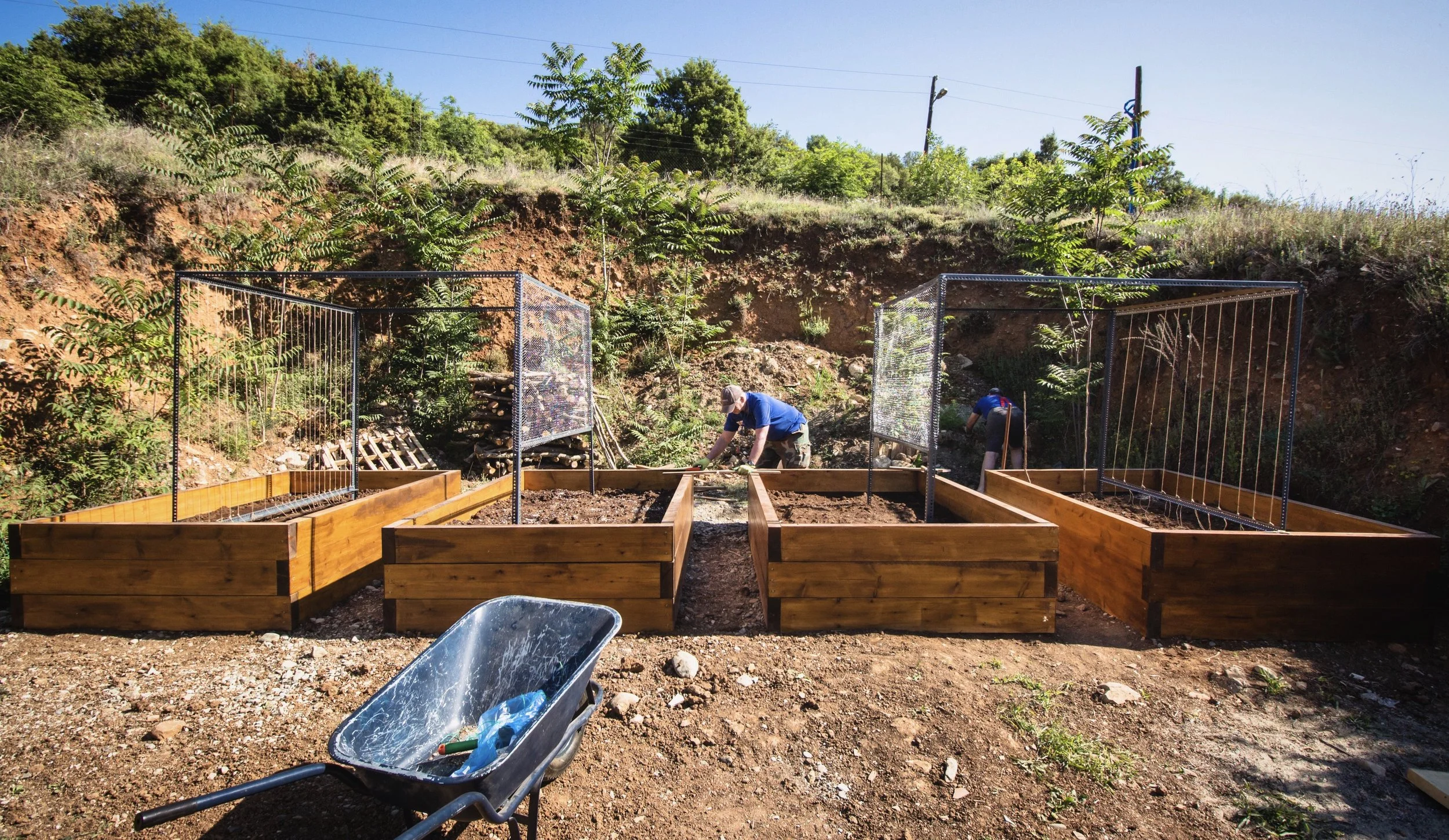 Steve and Simon set to work building frames and a 2 tiered foraging garden for herbs (at the back)