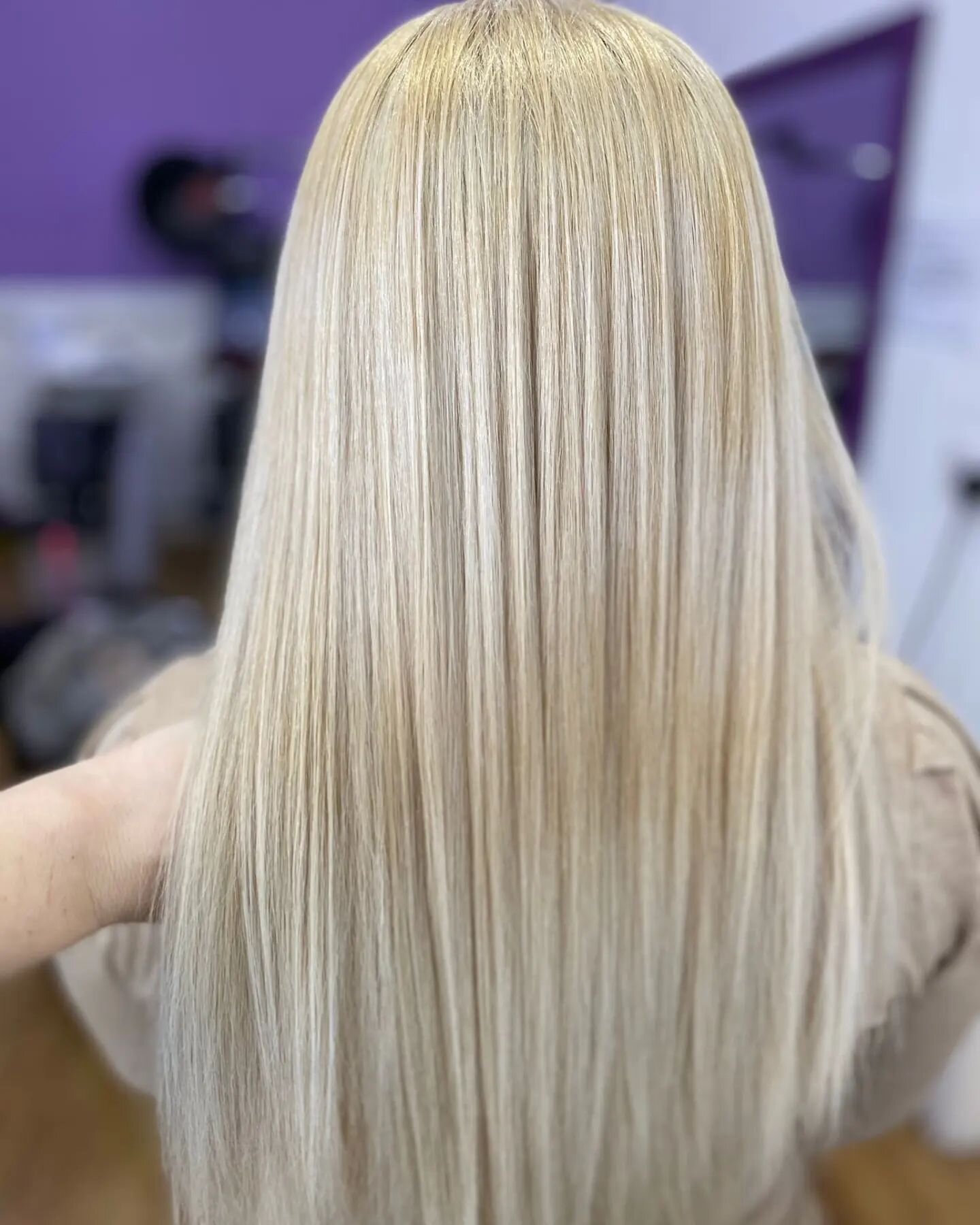 #fullblonde #platiniumhair 🌻 #olaplextreatment #beforeafter ➡️ swipe  for after,🌻