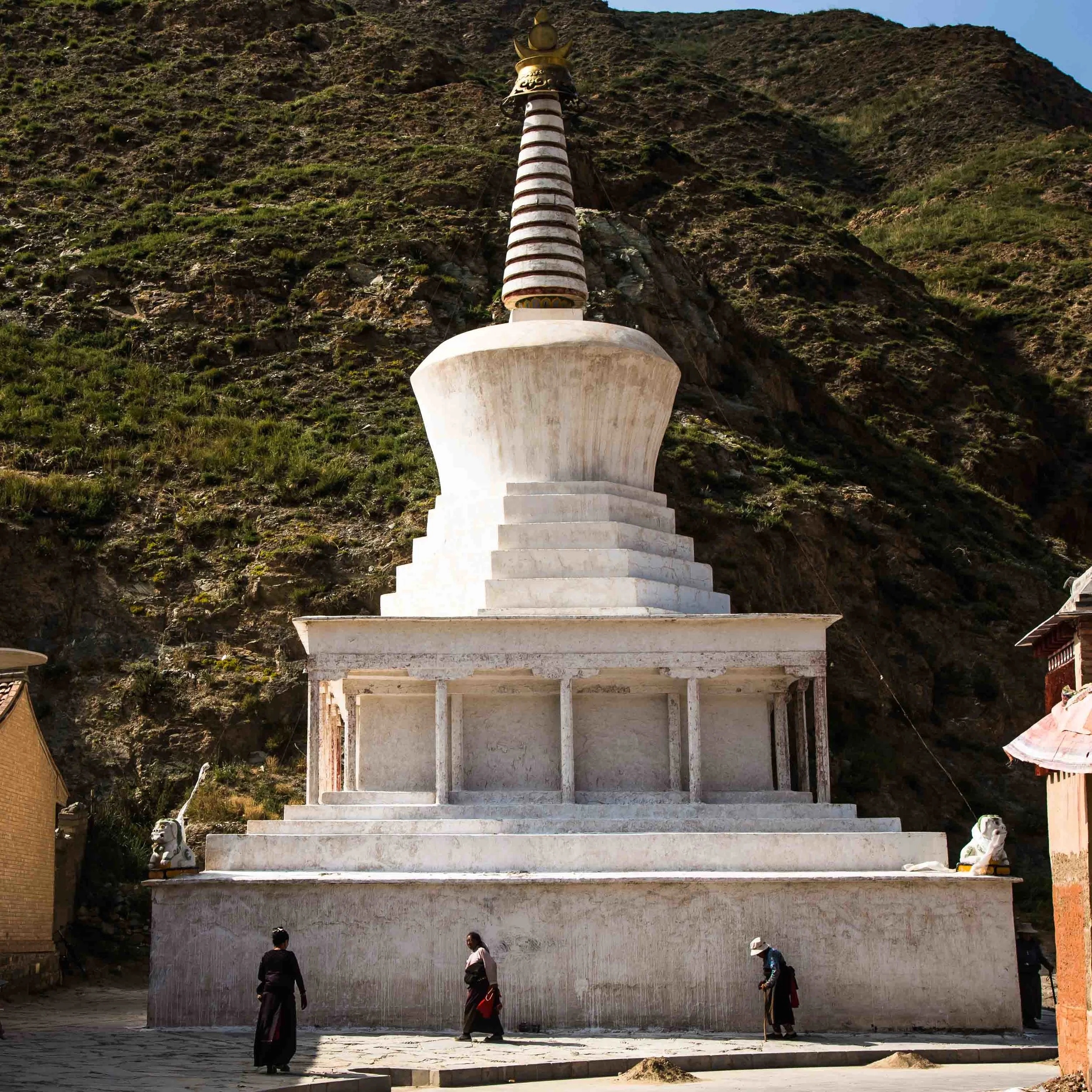 A chorten (Tibetan stupa).