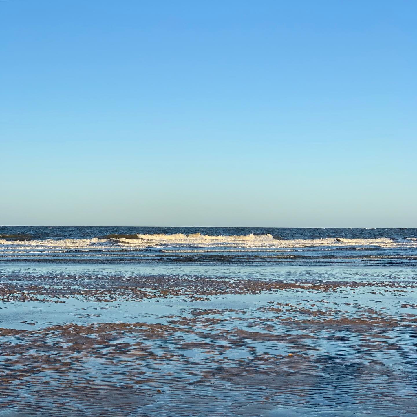 A bit of vitamin sea (and D) to brighten the way into 2020 💙 #Brancaster #brancasterbeach #beachlife #newyear #vitaminsea #stayatthewhitehouse #northnorfolk #winterbeach #headspace #andrelax #chicretreat #coolplaces #placestostay #getaway #escapetot