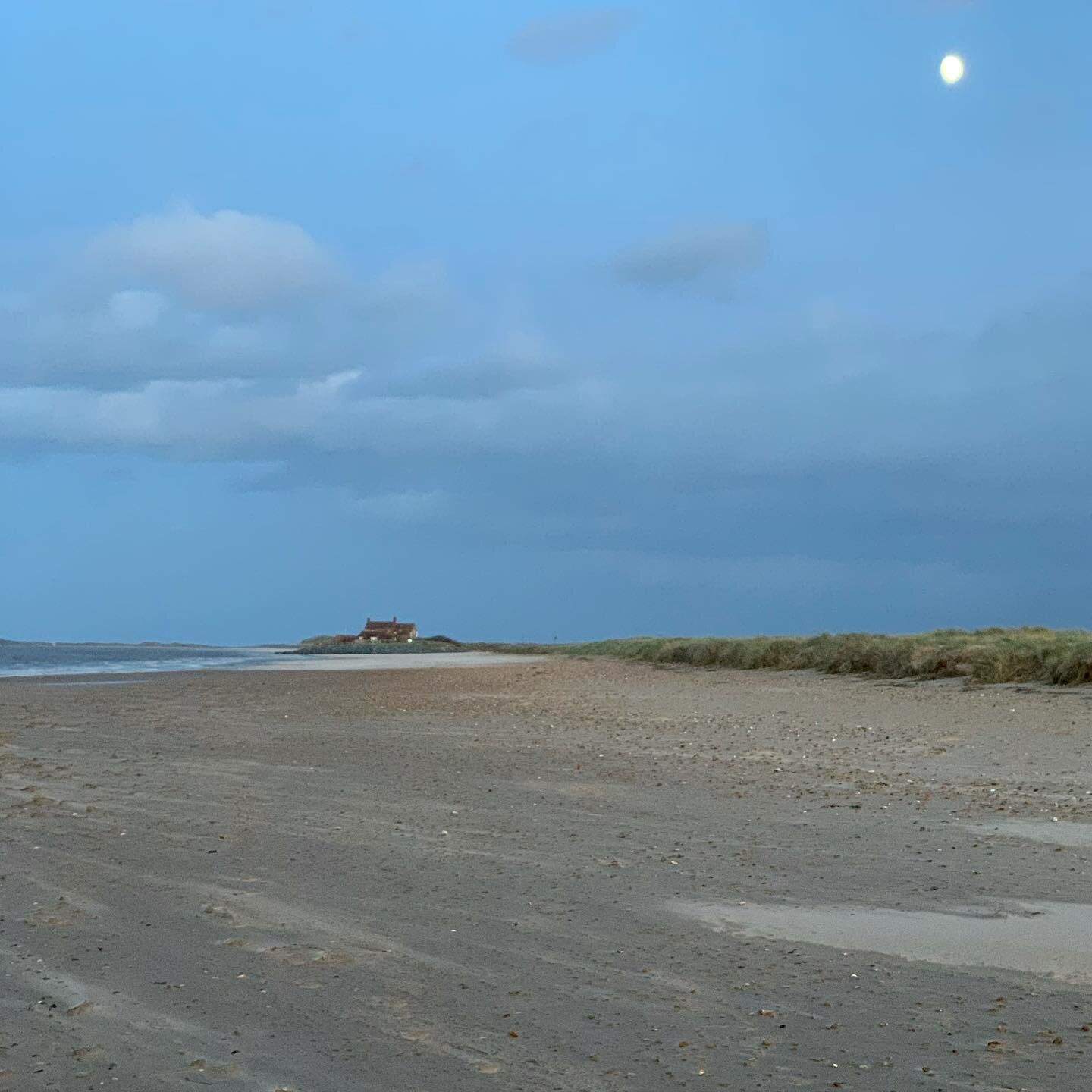 Moment of peace at Brancaster this Sunday evening #getaway #momentslikethese #beachlife #placestostay #nature #naturephotography #winterwalk #coolplaces #northnorfolk #brancaster #getoutside #sunday #sundayvibes✨ #escapelondon #peace #silentnight #an