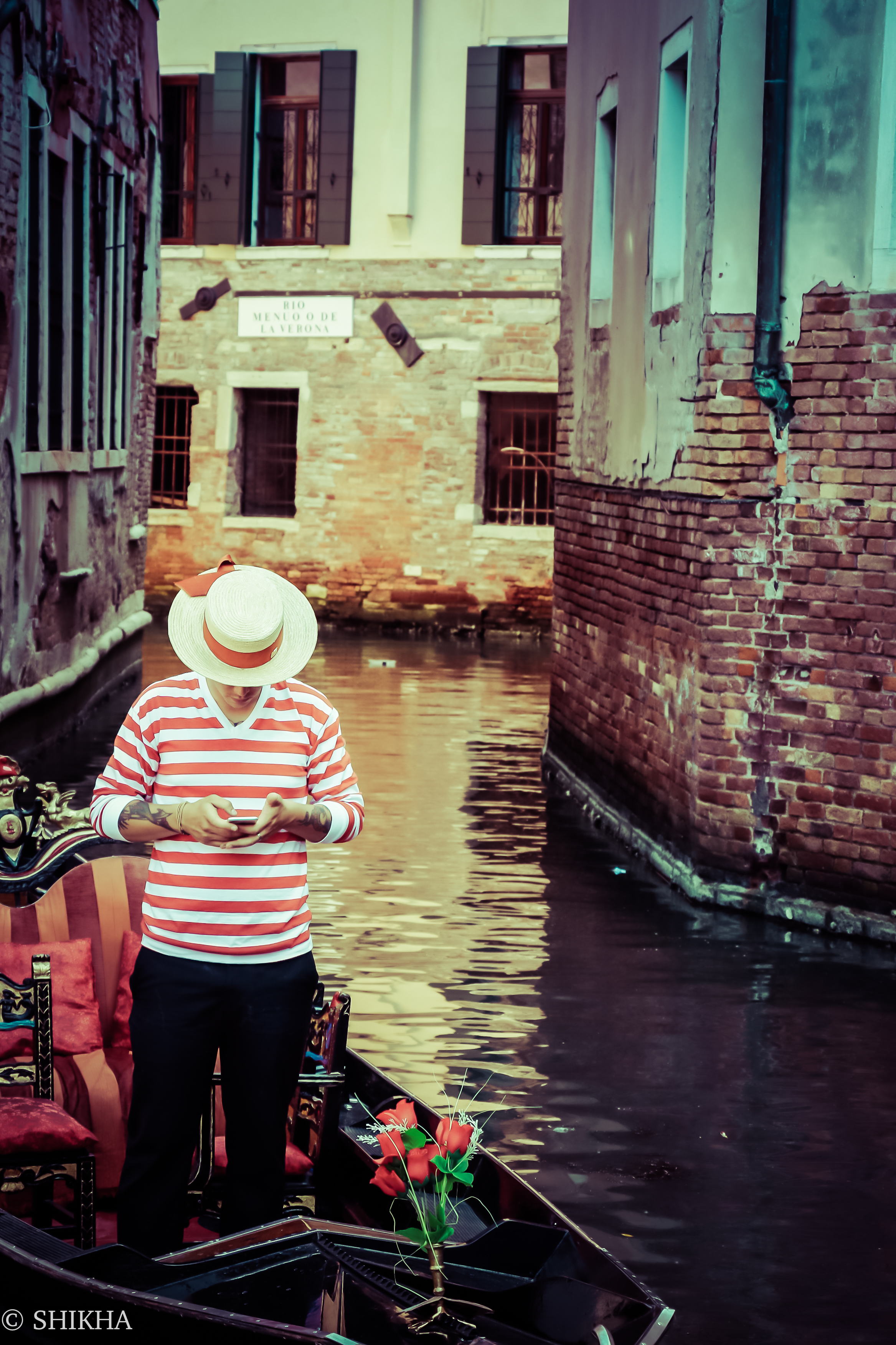 A busy gondolier!
