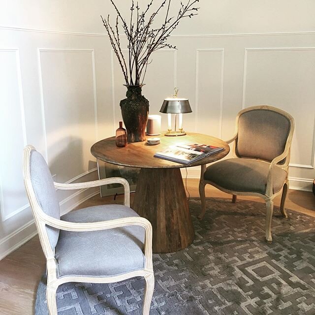 One of our favorite entrance hall nooks, perfect for a quiet read, a cozy dinner for 2 or the perfect work space. #interiordesign #decor #entrancehall #nook #decorideas