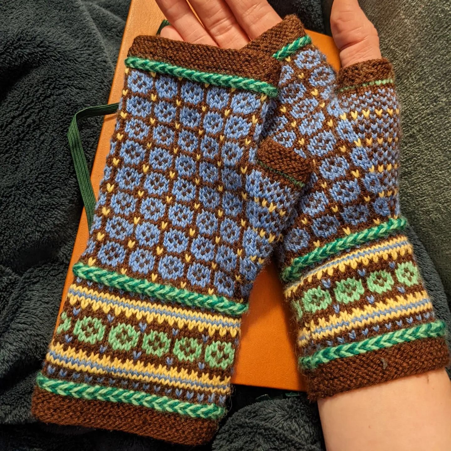 My choir buddy and amazingly talented friend @zannafredland knitted these gorgeous, perfectly fitting fingerless Latvian patterned mittens for me!! (Yes, those are basically all of my favorite colors and yes, they were a complete surprise gift and st