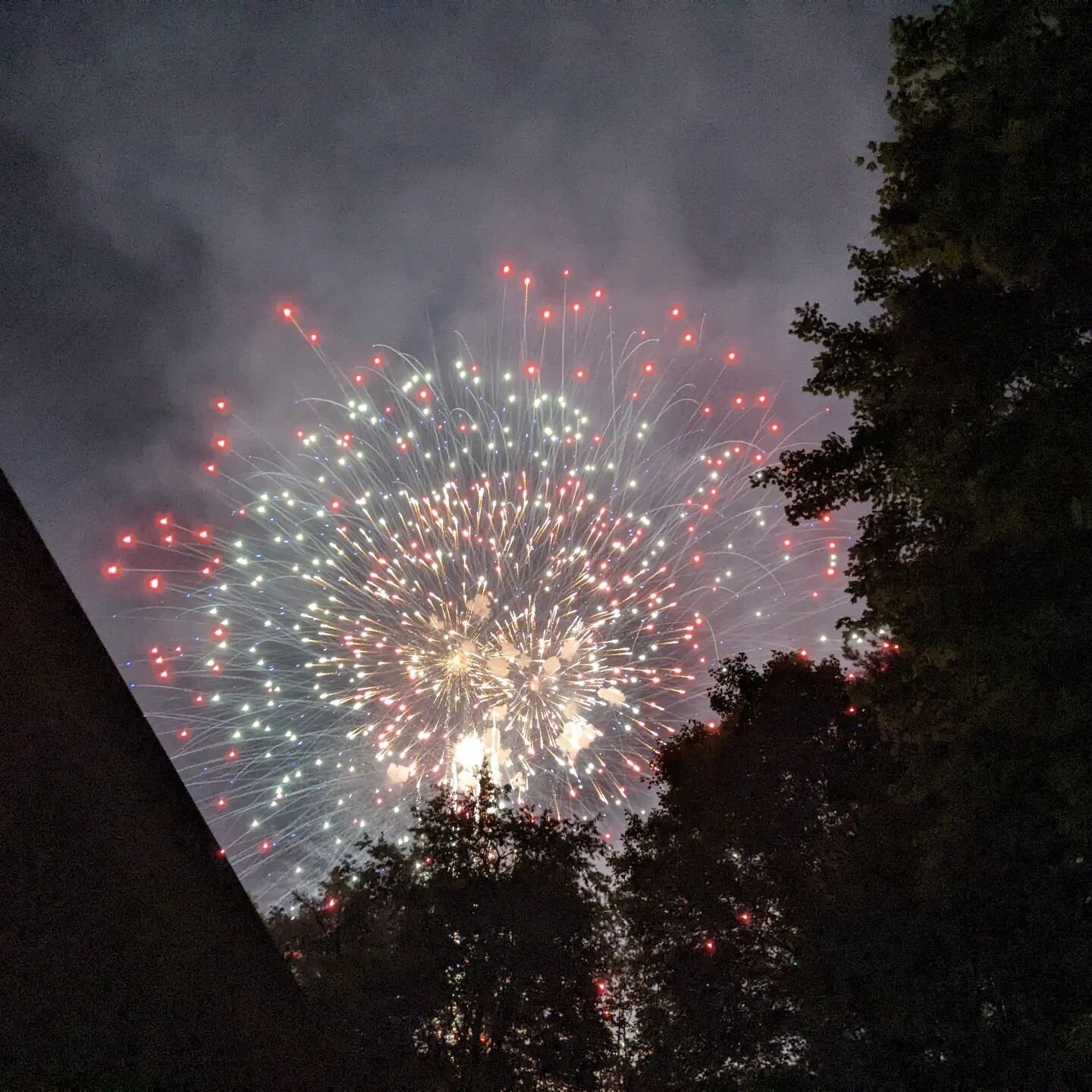 Fireworks as seen from our backyard.
.
#fireworks #fireworks2022 #convenience