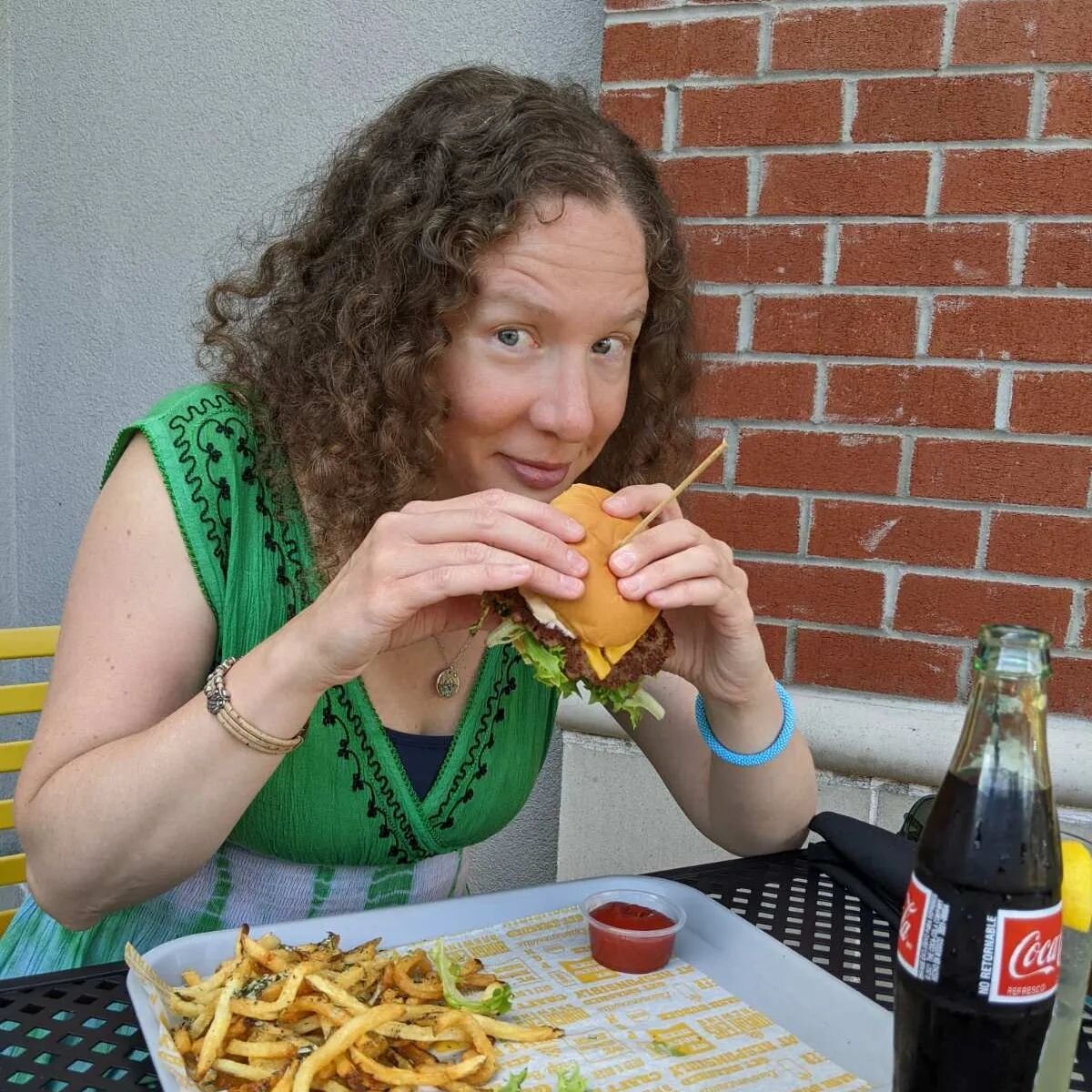 Delicious Birthday Cheeseburger by @burghersbrewingpgh was the perfect dinner!! 😀🍔✨
.
#cheeseburger #birthday #impossibleburger #happyplace #burghersbrewingzelienople