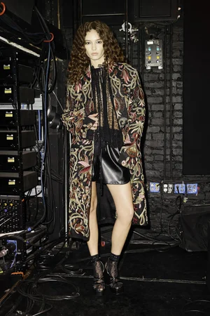VIS FLORALIS LILY COAT, LACE FIL COUPÉ CAPED TOP AND VEGAN LEATHER SHORTS