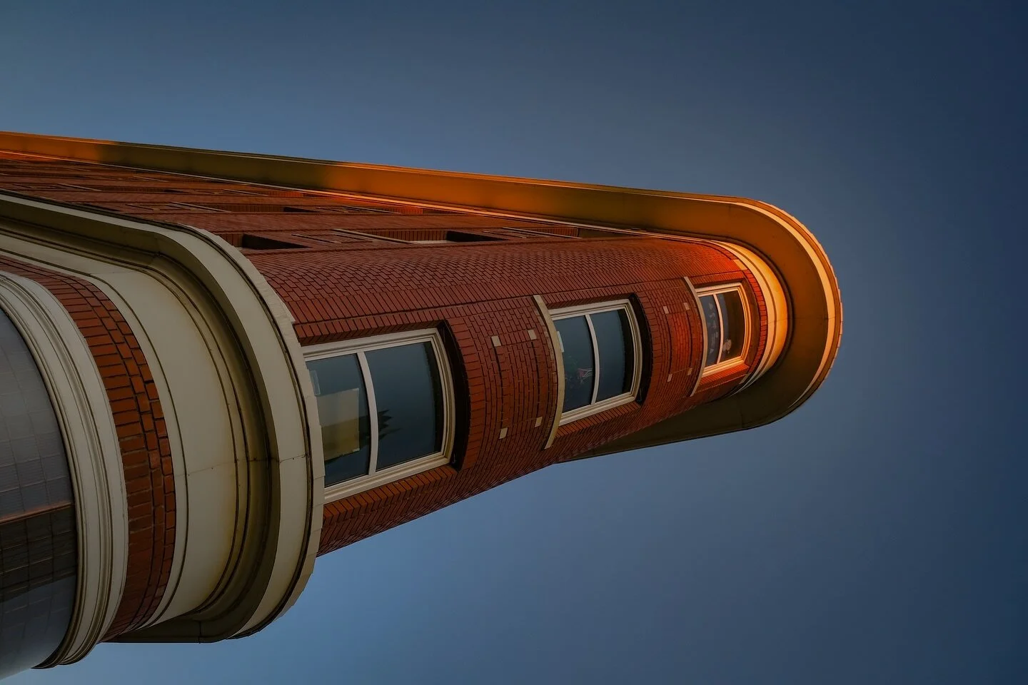 It&rsquo;s not easy to change how we see things but it&rsquo;s possible. 

Edmonton, flatiron building aka The Gibson Block, Jasper Avenue. Perspective amiright? 

#exploreedmonton #edmonton #yeg #yeggers #flatiron #dailyhiveedmonton #thegibsonblock