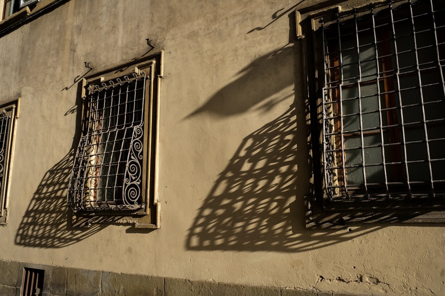 The more you study light the more you understand shadow.

#shadowwork #shadow #travelphotography #streetphotography #womenphotographers