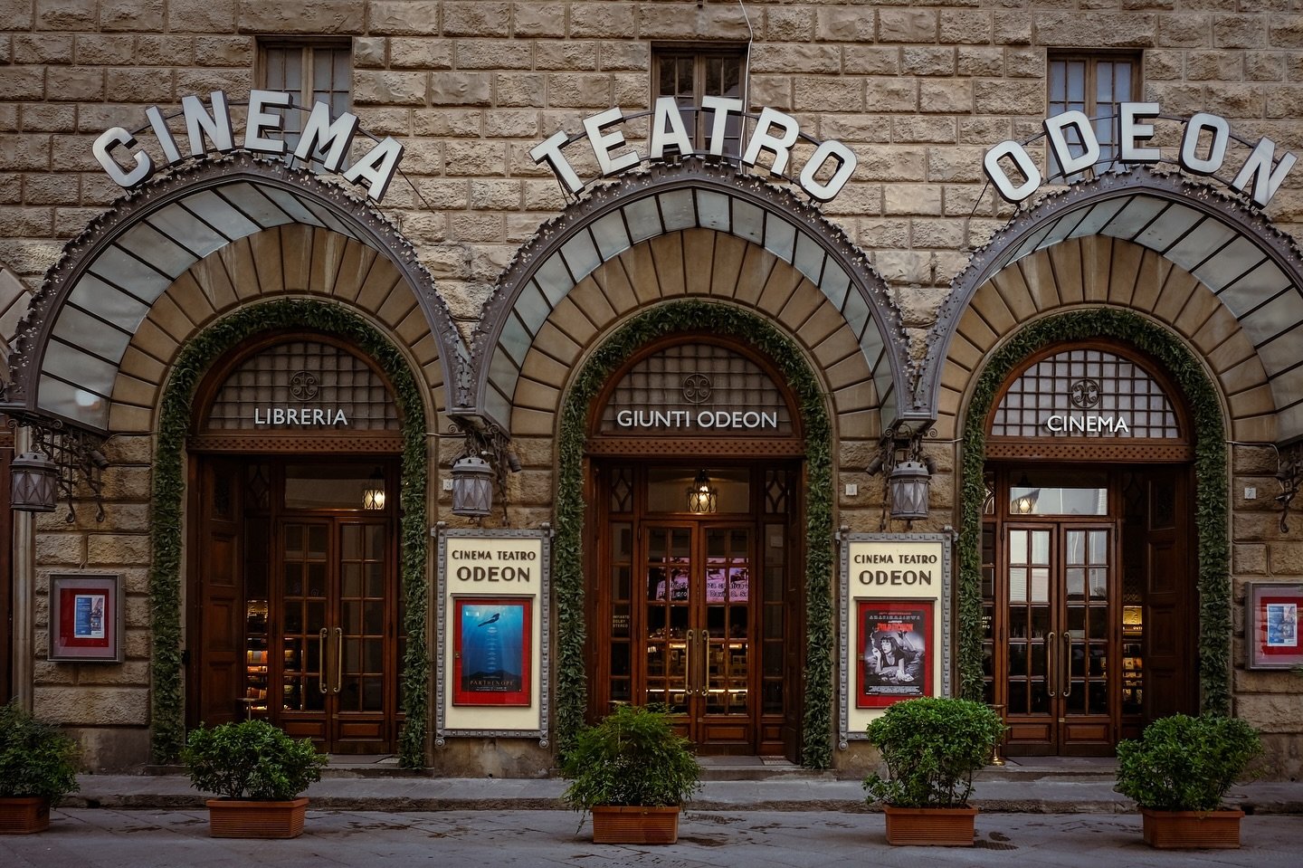 Did you know there is a beautiful bookstore in a cinema in Florence? It&rsquo;s every bit as beautiful as you&rsquo;d imagine ❤️

#giuntiodeonlibreriaecinema #giuntiodeonfirenze #bookstorecinema #beautifulbookstore #bookstoresoftheworld #florence #tr