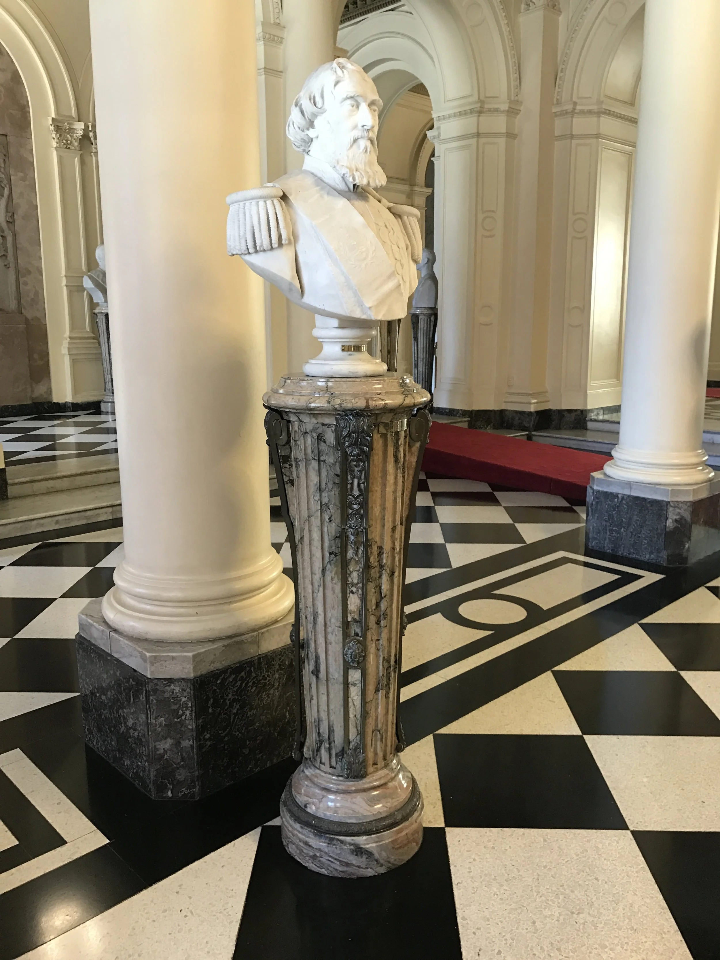 Bust of a former president. In this hall there is a similar bust for every president.