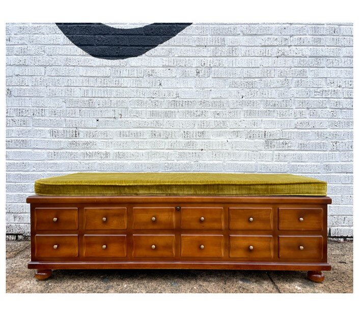 Late 60s/early 70s Lane cedar chest with original key and a cushion covered with original green velvet upholstery 💚 Not to mention those decorative solid brass knobs ✨
Length- 53&rdquo; Height- 18&rdquo; Depth- 18.5&rdquo; &bull;$240