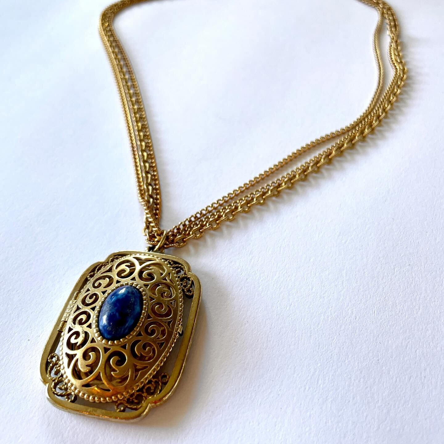How cool is this 1970s perfume locket?! A clever Avon product designed to open and hold a scent-soaked pad so its fragrance is diffused through the filigree metal face, embellished with a deep blue cabochen 💙 You could also just stick a photo in the