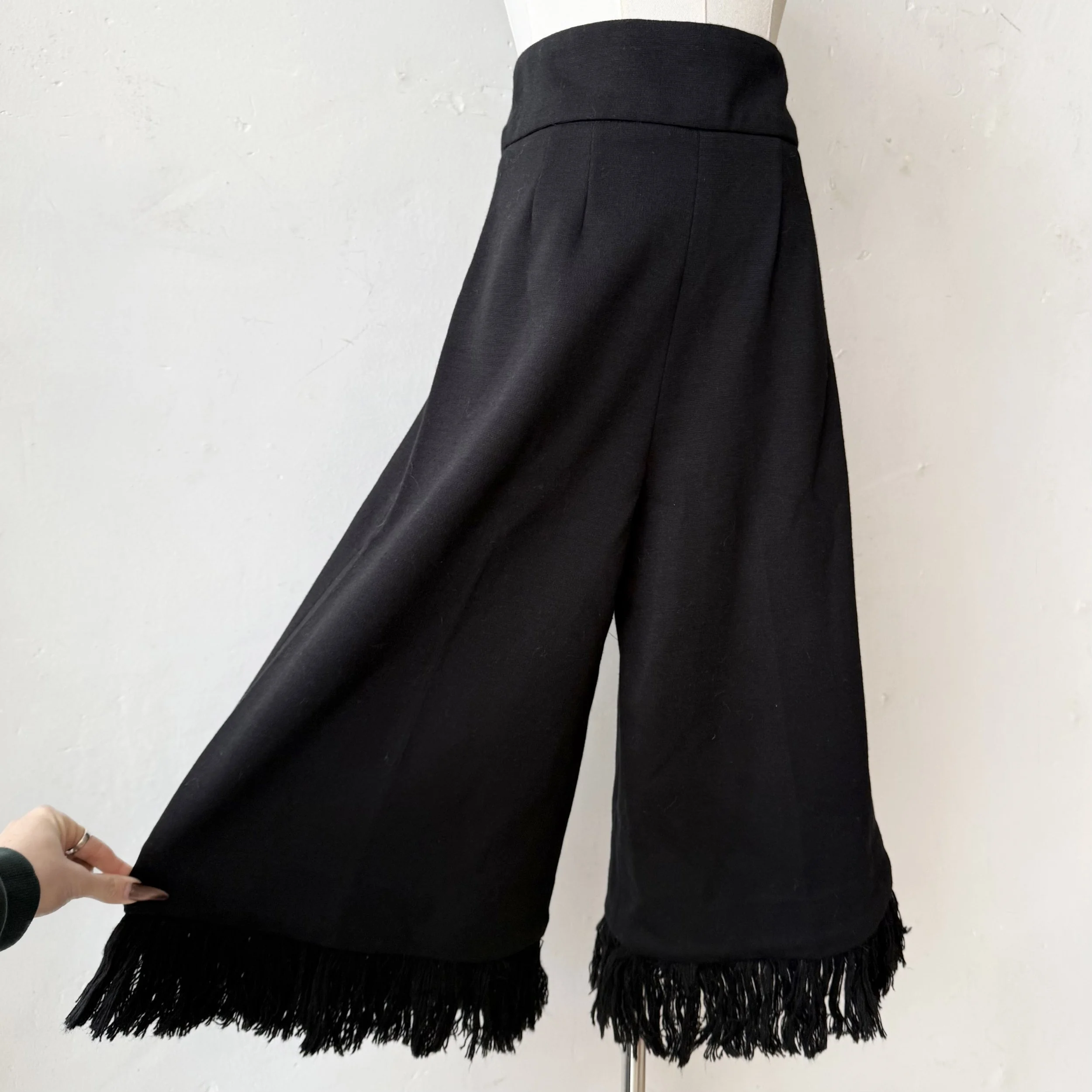 1970’s Black Knit Fringe Culottes • S
