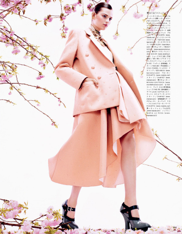 Giovanna-Battaglia-3-Posing-In-Pink-Vogue-Japan-Sharif-Hamza.jpg