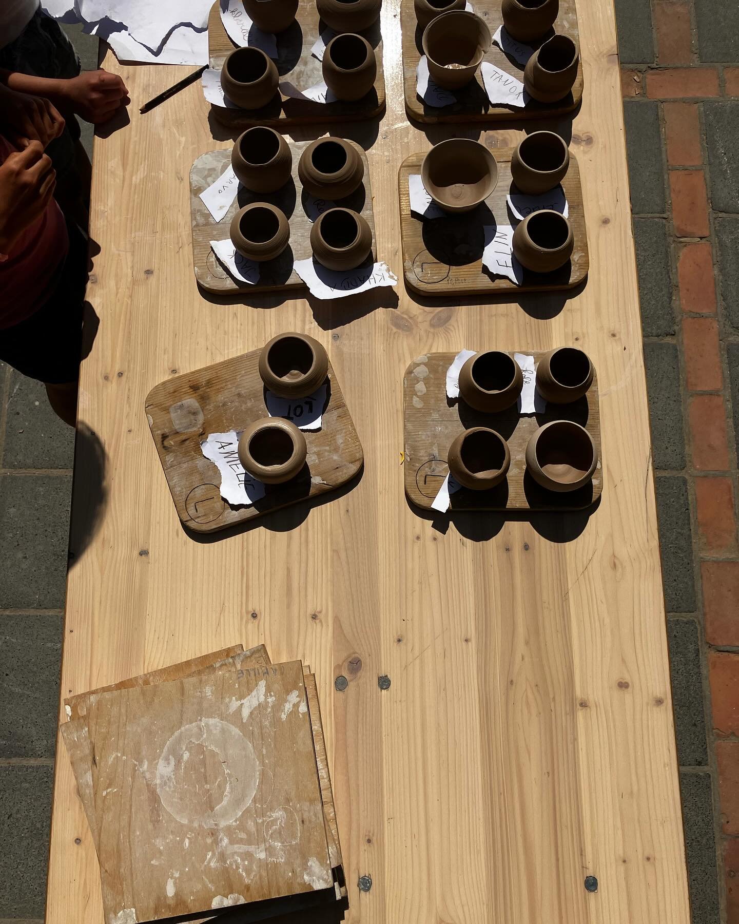 Niet enkel klas 3 was gefascineerd vandaag. De zon scheen, de kinderen straalden van trots en de verwondering spatte van de kleuters die mochten toekijken hoe de grote kinderen uit klei een potje draaide.
#landelijkesteinerschoolmunte #munte #stein